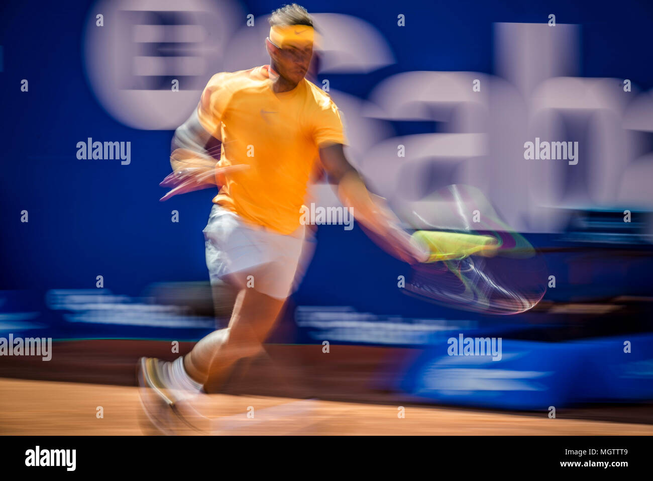 Barcelone, Espagne. 29 avril, 2018 : RAFAEL NADAL (ESP) renvoie la balle à Stefanos Tsitsipas (GRE) dans la finale de l'Open de Barcelone Banc Sabadell' 2018. Nadal a gagné 6:2, 6:1 Banque D'Images