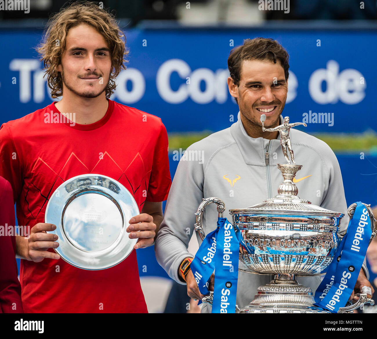Barcelone, Espagne. 29 avril, 2018 : STEFANOS TSITSIPAS (GRE) et RAFAEL NADAL (ESP) présentent leurs trophées à l'Open de Barcelone Banc Sabadell' après leur finale. Nadal a gagné 6:2, 6:1 Banque D'Images