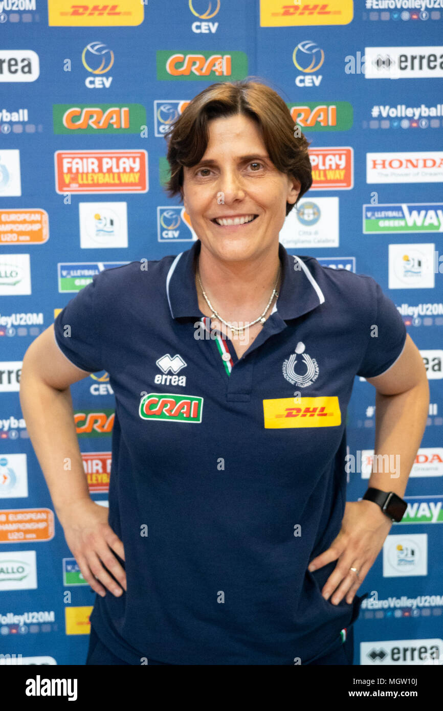 Corigliano-Rossano, l'Équipe nationale de volley-ball italien de moins de 20 ans (U20) gagne 3-0 contre la Suisse et se qualifie pour les Championnats d'Europe en volleyball masculin de moins de 20 ans. Dans l'image le coach Monica Cresta. 29/04/2018, Corigliano-Rossano, Italie Banque D'Images