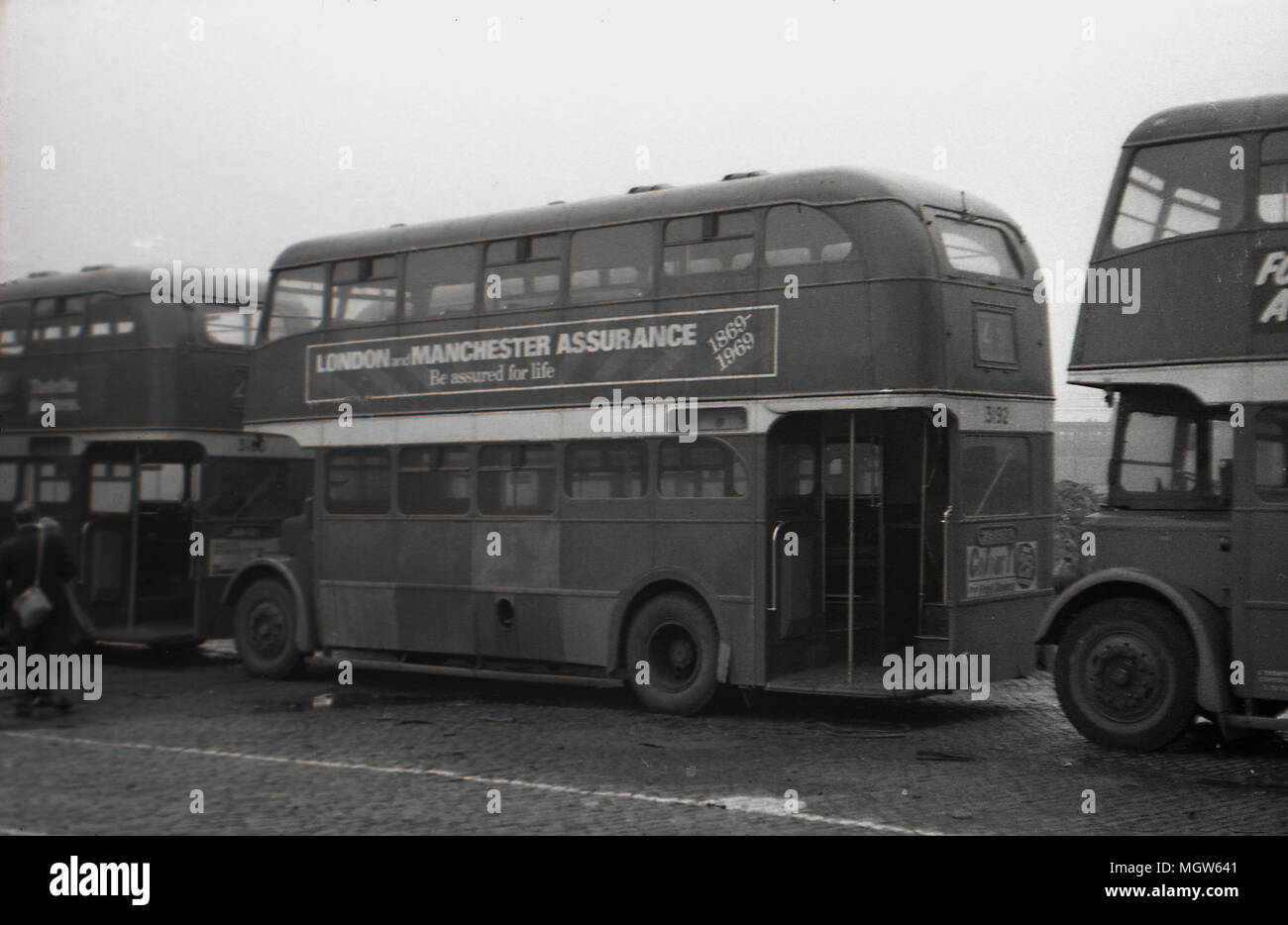 Années 1960, historiques, casse des autobus à deux étages bordée dans une cour en attente d'être mis au rebut, Manchester, Angleterre, Royaume-Uni. Banque D'Images