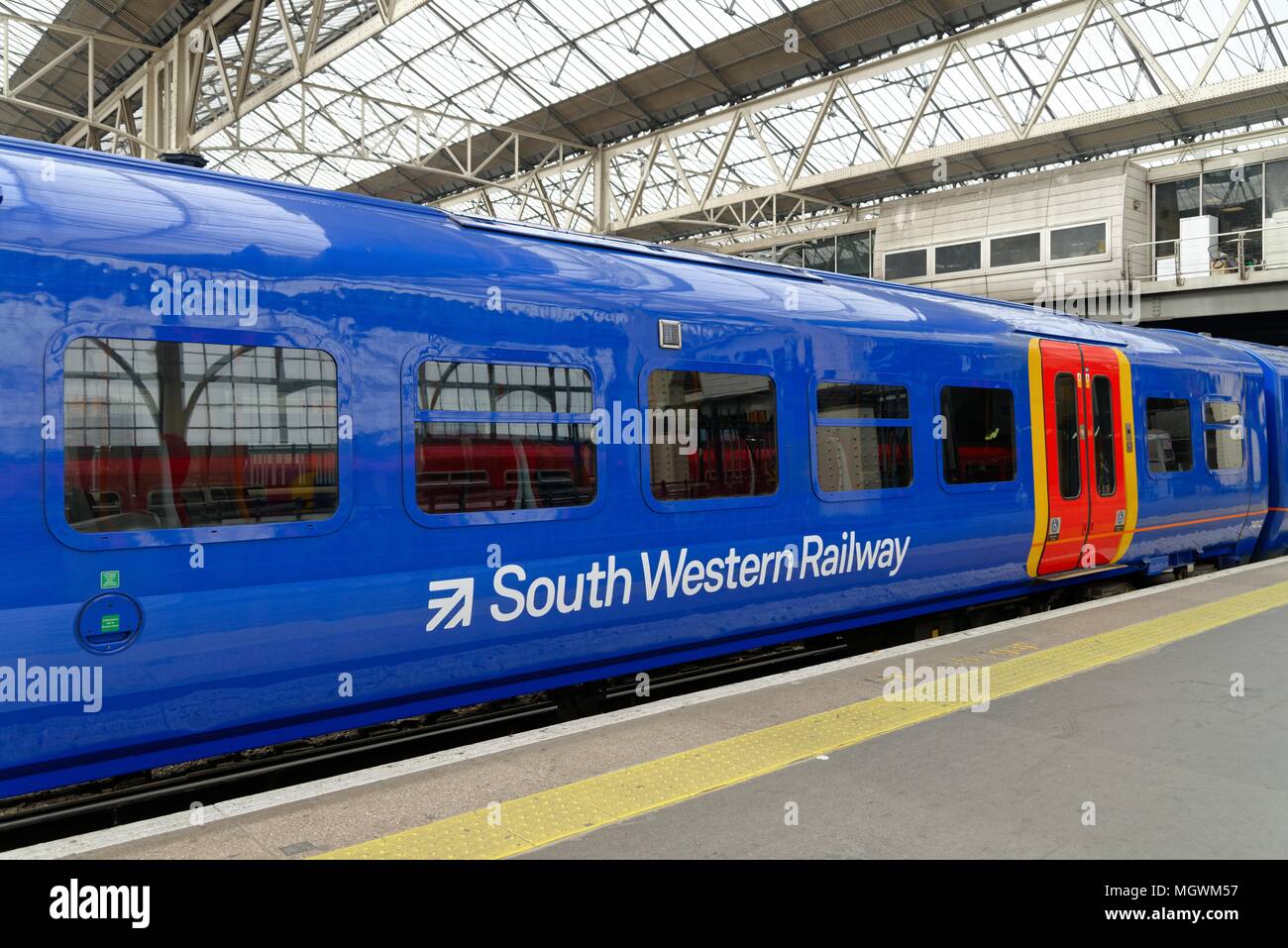 South Western Railway train dans la gare de Waterloo London England UK Banque D'Images