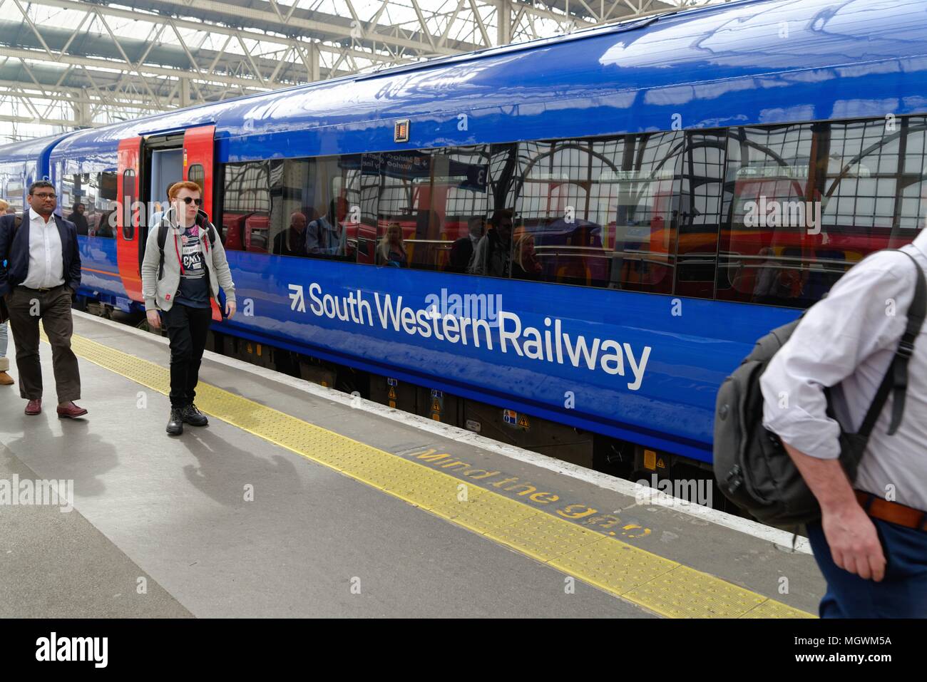 South Western Railway train dans la gare de Waterloo London England UK Banque D'Images