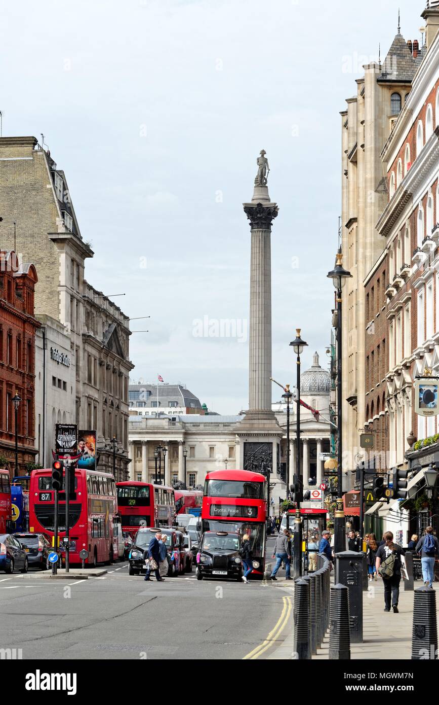 Avis de Whitehall à vers Trafalgar Square, Central London England UK Banque D'Images