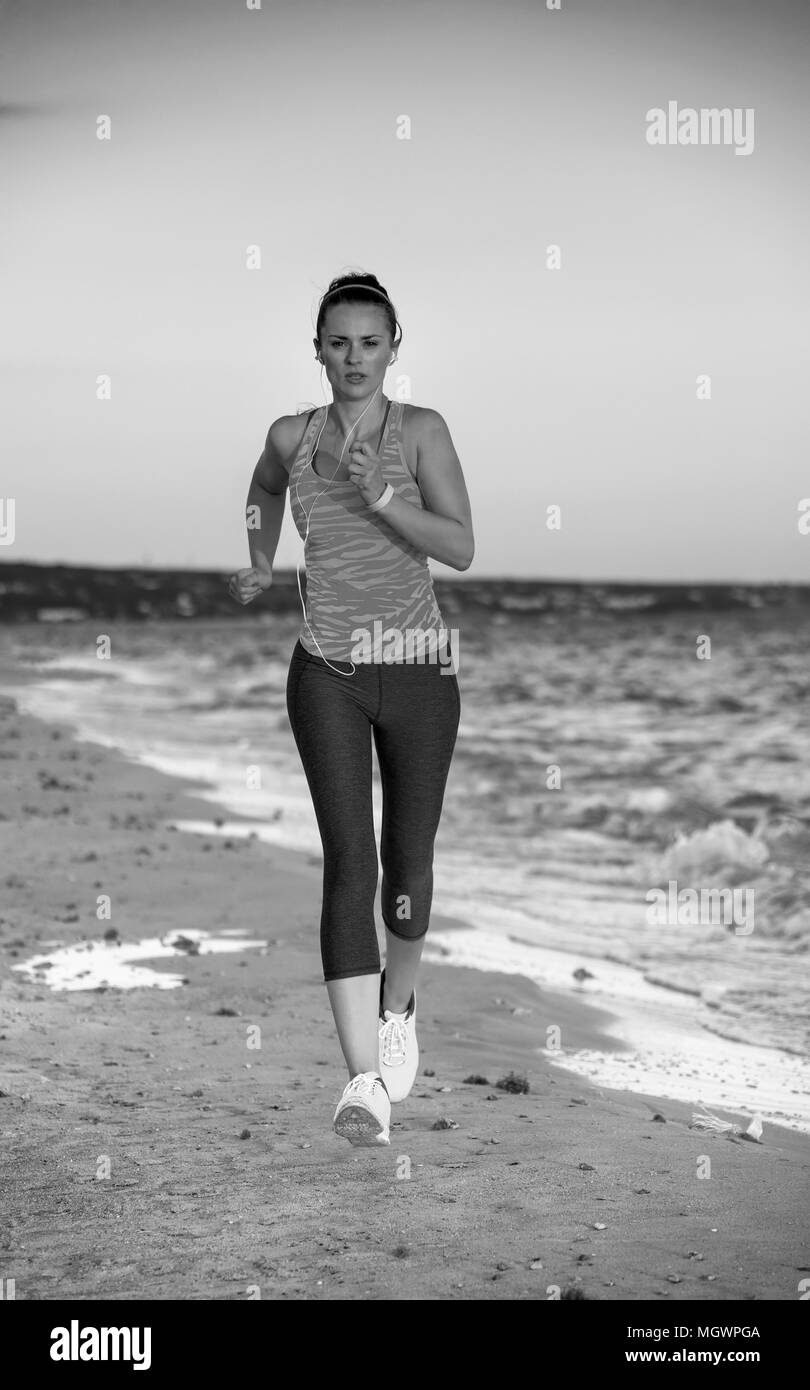 Bien paraître et se sentir bien. Portrait de femme fit dans le sport vêtements de style sur la côte dans la soirée le jogging Banque D'Images