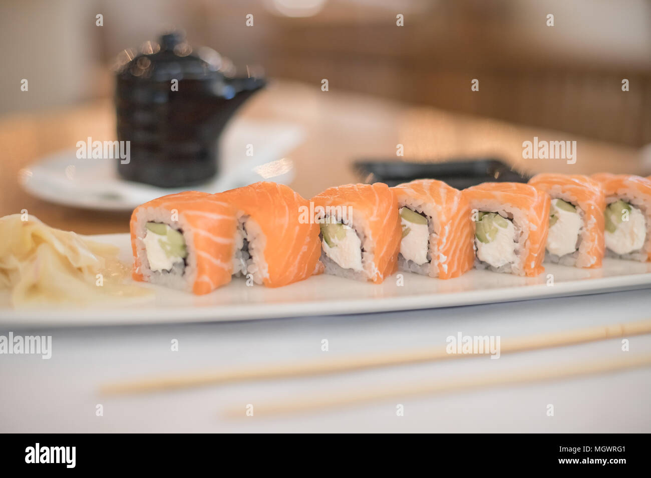 Rouleaux de sushi frais et délicieux avec le saumon et le fromage Philadelphia sur plaque blanche.fruits de mer traditionnels japonais, des aliments sains.concept classique de Philadelphie sushi roll Banque D'Images