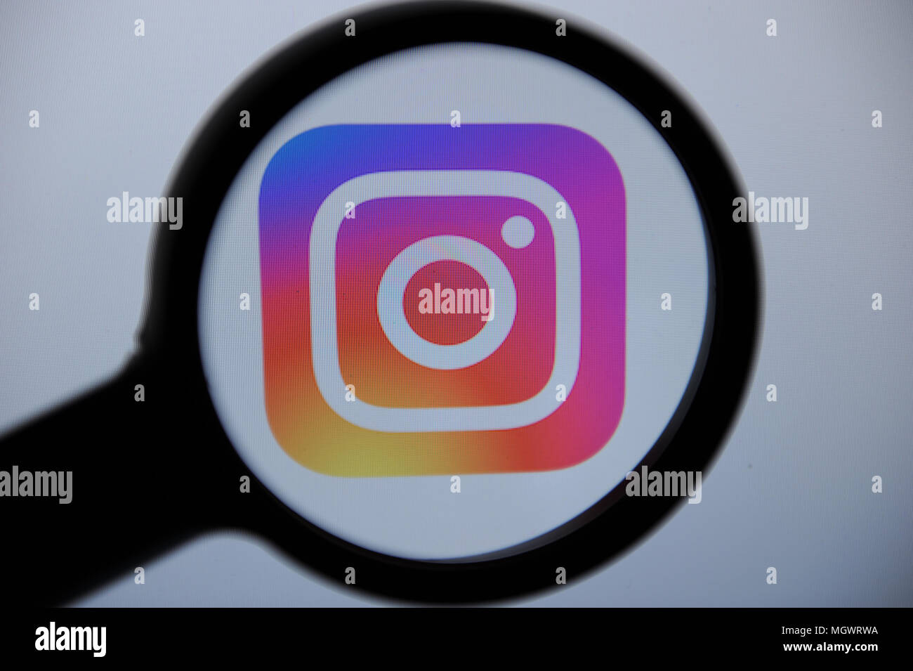L'app Instagram vu à travers une loupe Banque D'Images