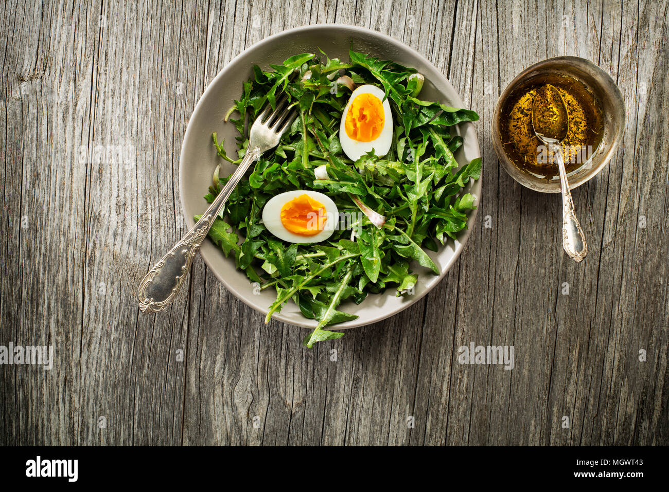 Salade de pissenlit frais sain avec des œufs frais généraux shoot Banque D'Images