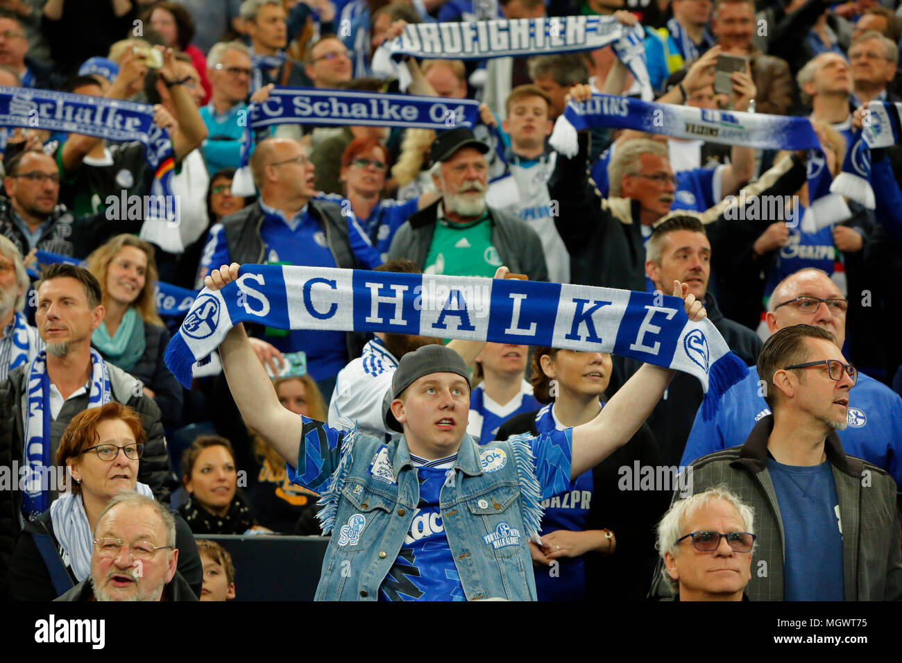 Sports, football, Bundesliga, 2017-2018, le FC Schalke 04 vs Borussia Moenchengladbach 1:1, Veltins Arena Gelsenkirchen, fans de football de Schalke présentent leurs foulards, les visiteurs, club Club Loyalty Banque D'Images