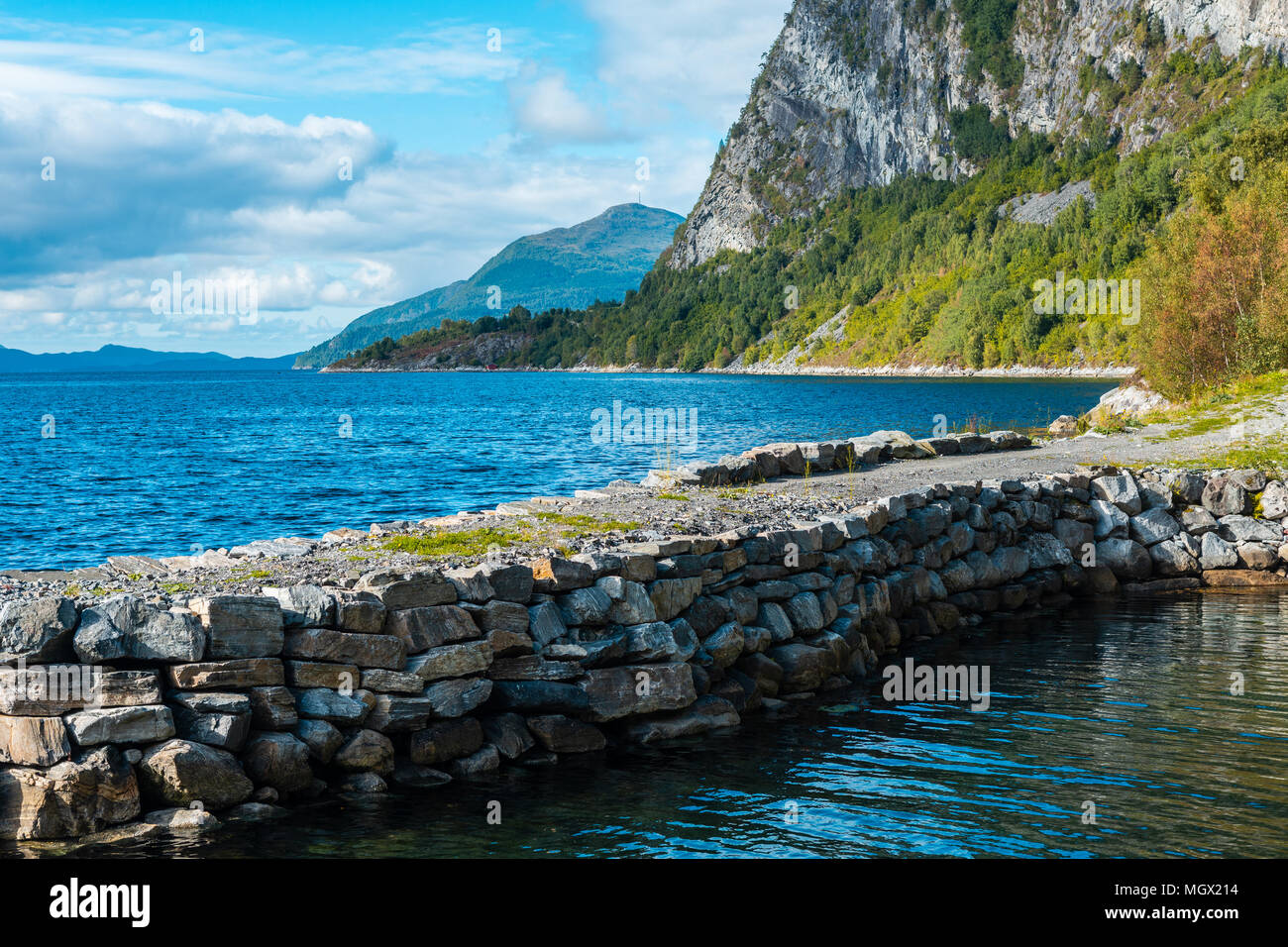 Paysage avec les montagnes du fjord (volda, Norvège) Banque D'Images
