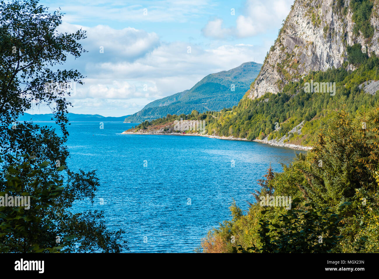 Paysage avec les montagnes du fjord (volda, Norvège) Banque D'Images