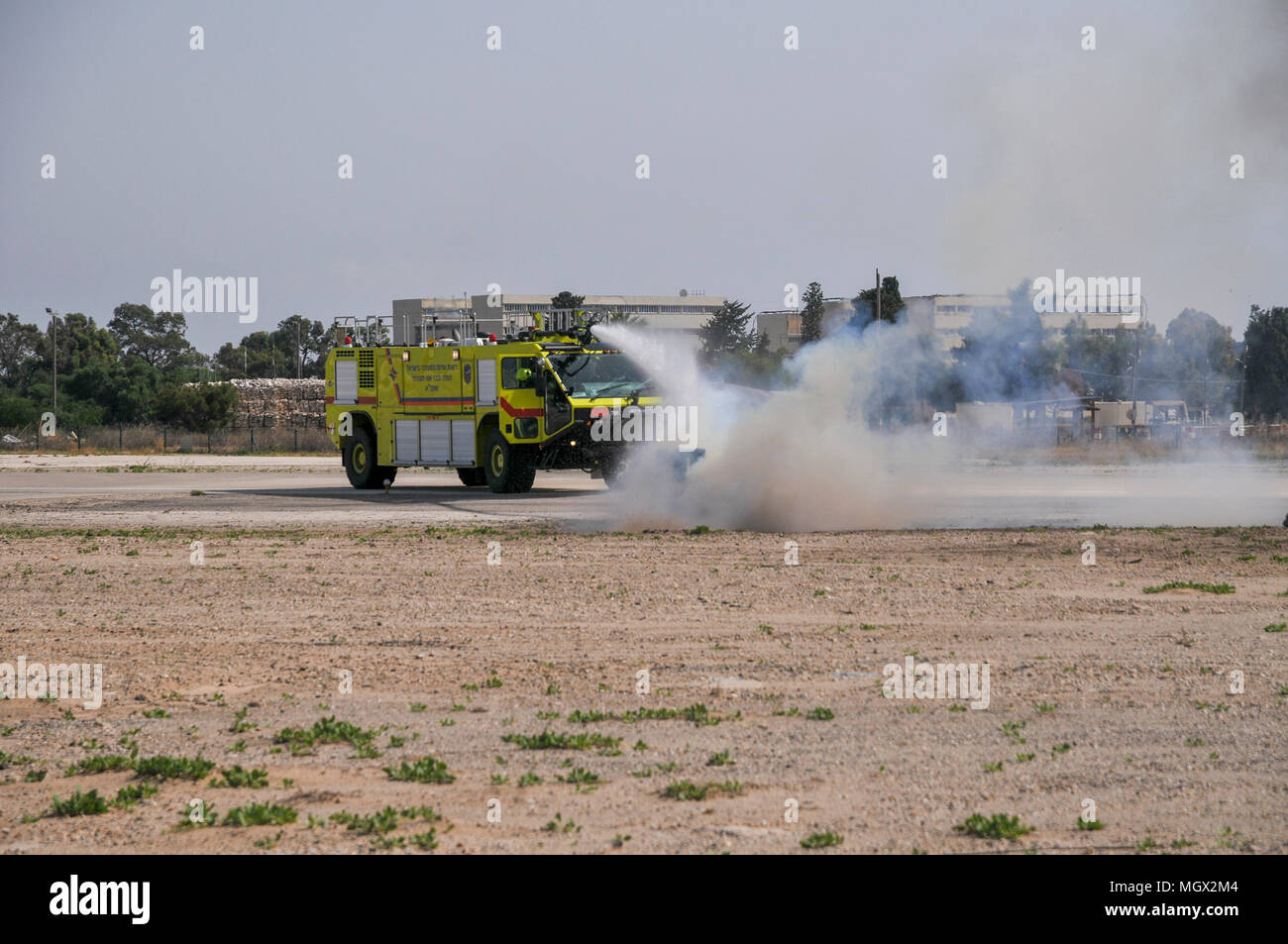 L'administration de l'aéroport d'Israël camion à incendie éteint un incendie lors d'une démonstration. Photographié à l'Aérodrome de Haïfa Banque D'Images