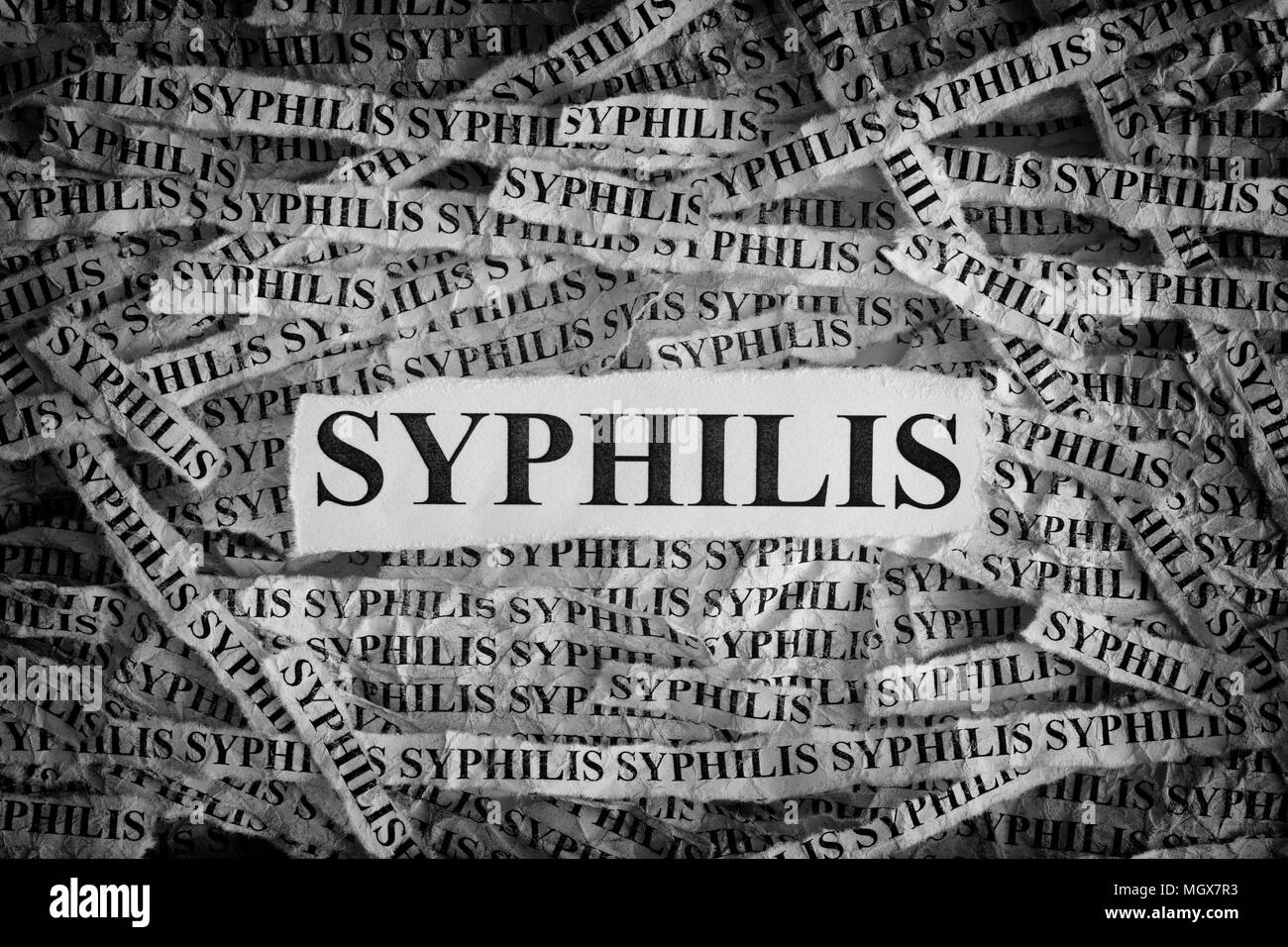 La syphilis. Morceaux de papier avec les mots la syphilis. Notion de droit. Noir et blanc. Libre. Banque D'Images