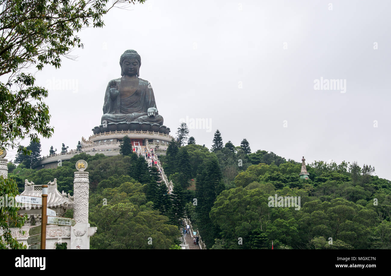 Tian Tan Buddha - Le plus grand du monde Bouddha de bronze dans l'île de Lantau, Hong Kong Banque D'Images