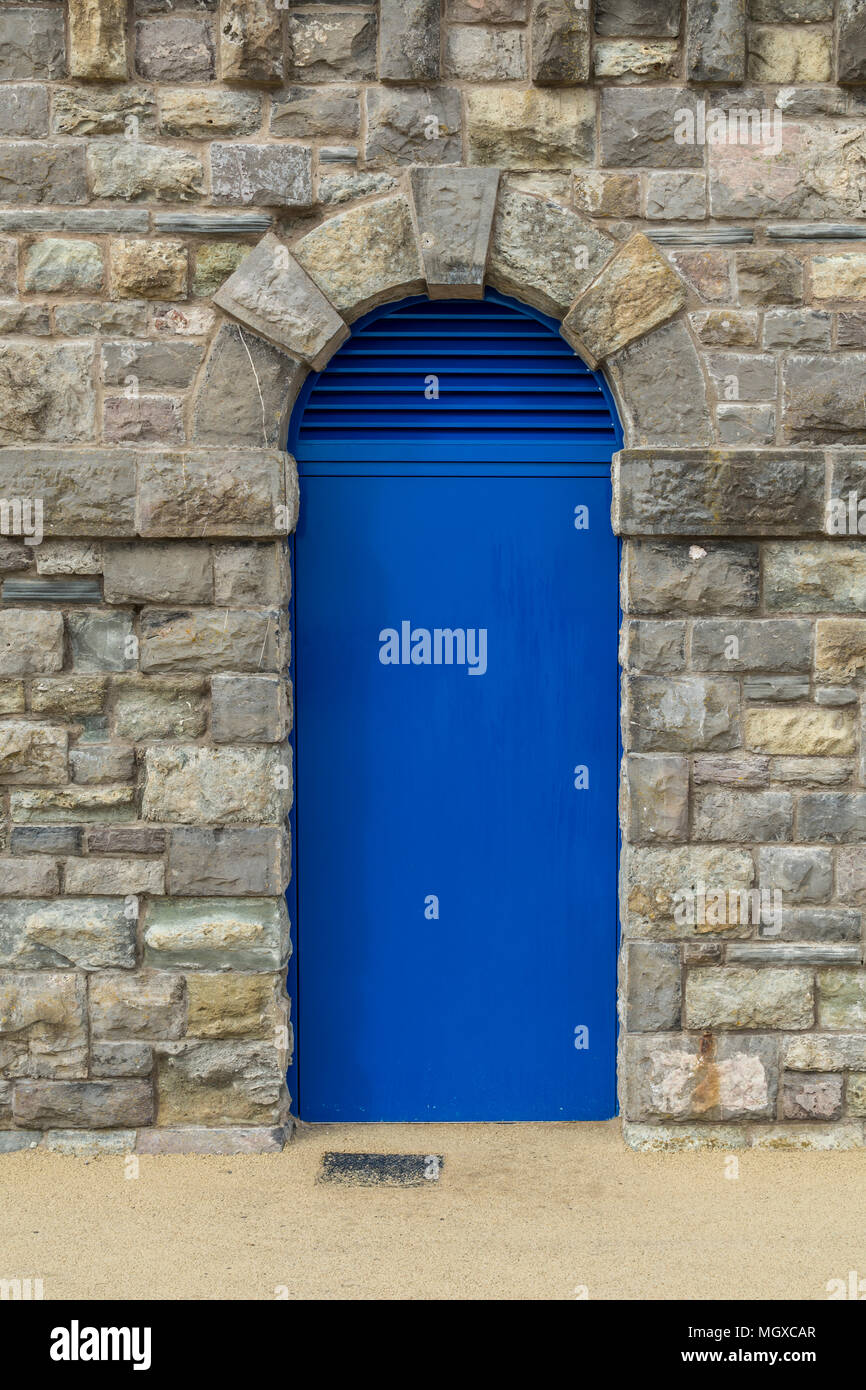 Porte bleue dans un vieux mur de brique Banque D'Images