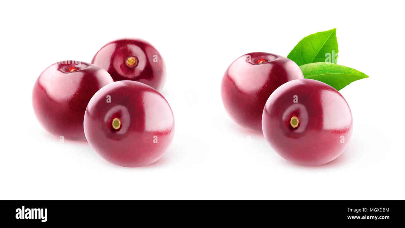 Cerises isolés. Deux images de deux et trois cerises sucrées isolé sur fond blanc avec clipping path Banque D'Images