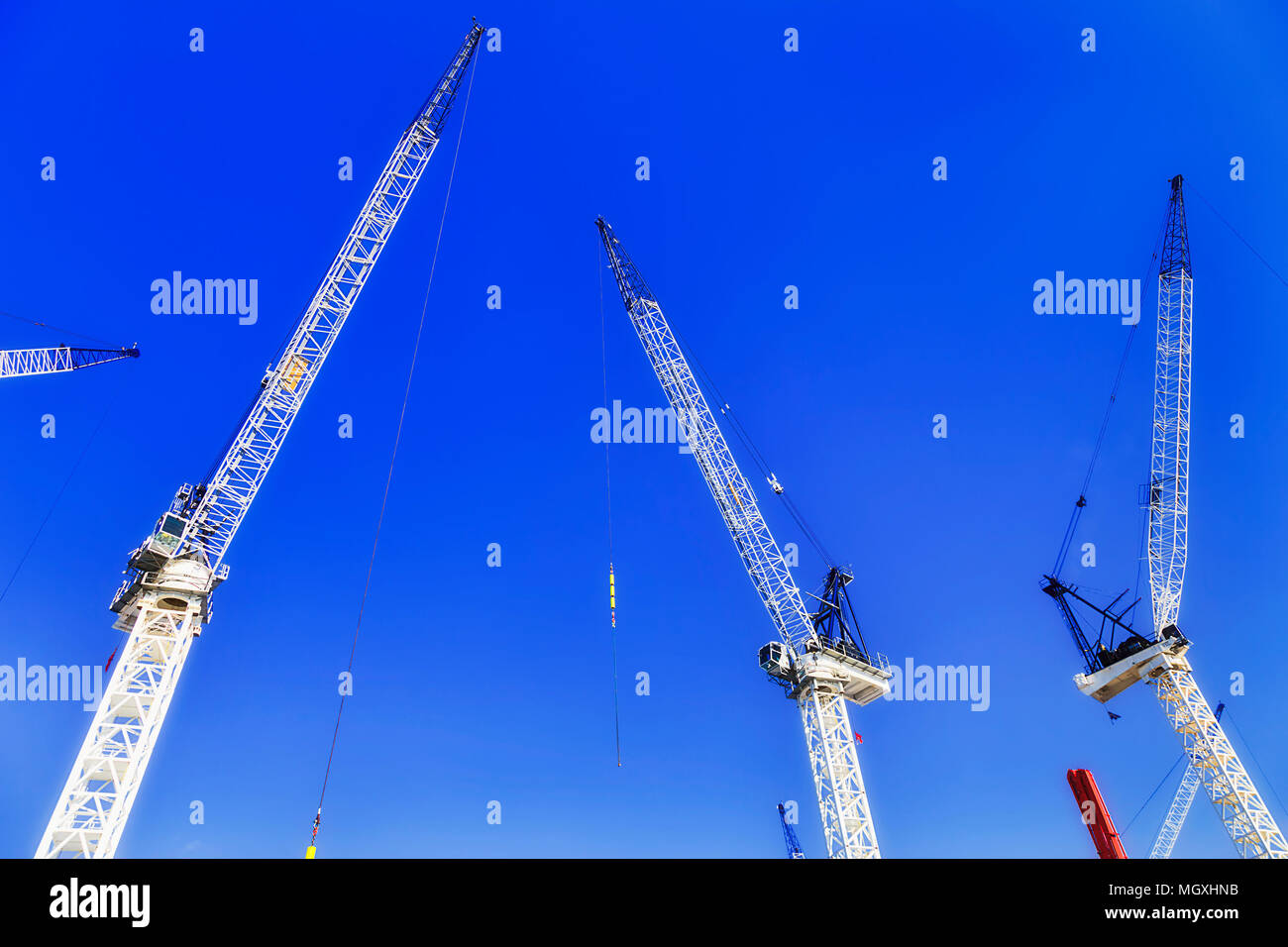 L'économie de construction traditionnelle avec de nombreuses grues de construction au chantier en Australie contre ciel bleu clair à l'état du marché à forte croissance Banque D'Images