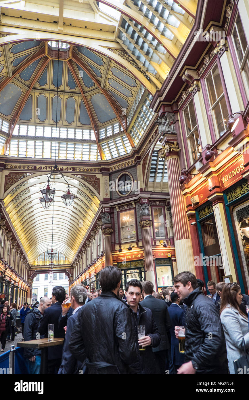 Déjeuner liquide, bière,vin,bureau,les travailleurs,pub,business,hommes d'affaires,de,le déjeuner,temps,hors,a,la,Leadenhall Market,la ville,Londres,Angleterre,UK,Royaume-Uni, Banque D'Images