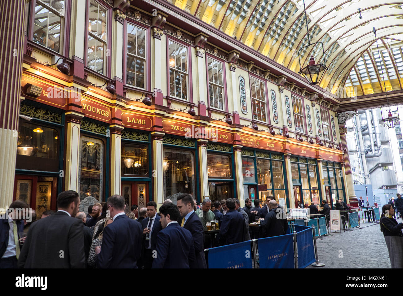 Déjeuner liquide, bière,vin,bureau,les travailleurs,pub,business,hommes d'affaires,de,le déjeuner,temps,hors,a,la,Leadenhall Market,la ville,Londres,Angleterre,UK,Royaume-Uni, Banque D'Images