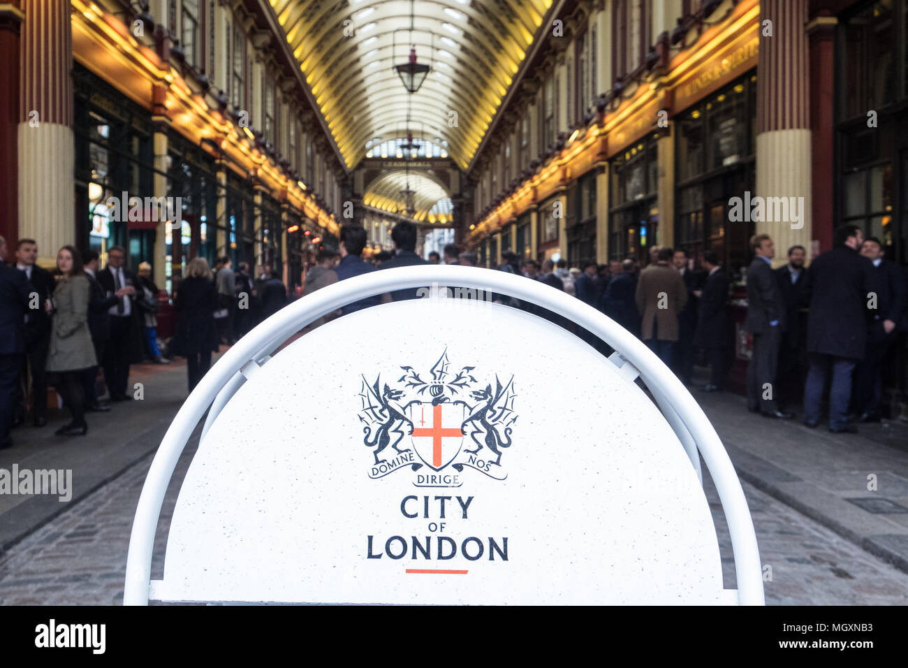 Déjeuner liquide, bière,vin,bureau,les travailleurs,pub,business,hommes d'affaires,de,le déjeuner,temps,hors,a,la,Leadenhall Market,la ville,Londres,Angleterre,UK,Royaume-Uni, Banque D'Images