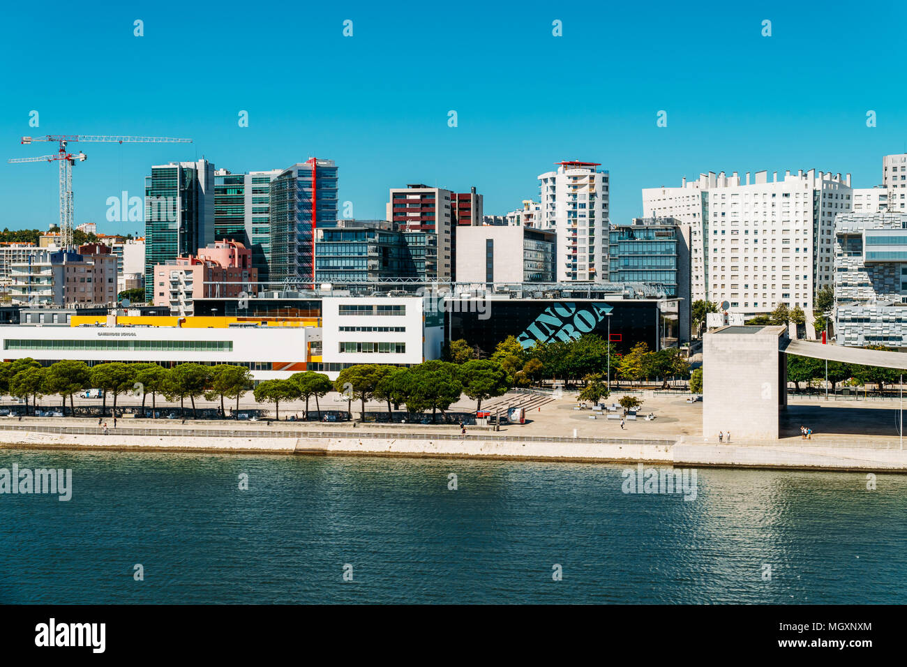 Lisbonne, Portugal - 15 août 2017 : Parque das Nações (Parc des Nations) à Lisbonne est un moderne centre culturel et un lieu pour un centre commercial, le PAV Banque D'Images