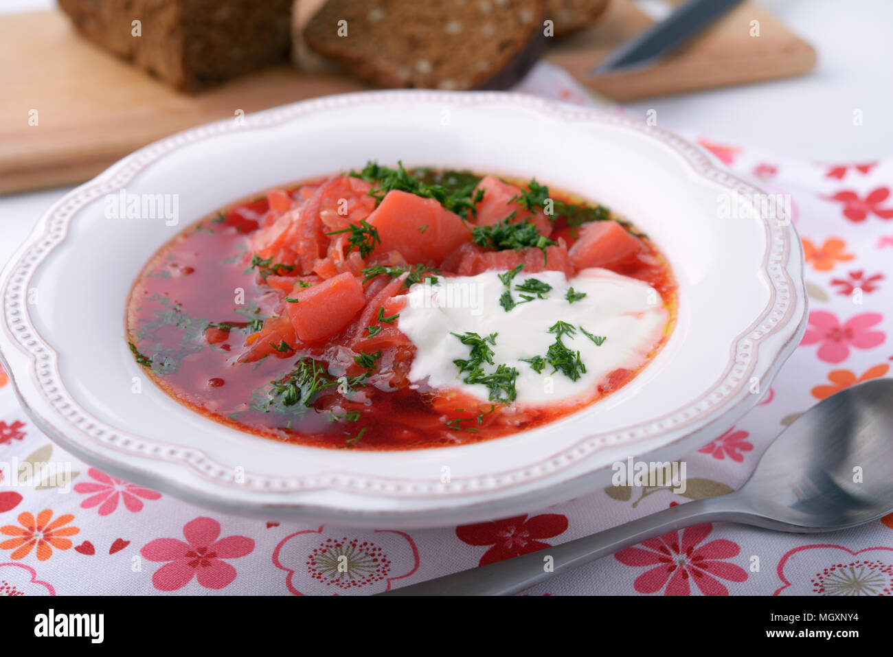 Soupe de betteraves à la crème et le pain de seigle Banque D'Images