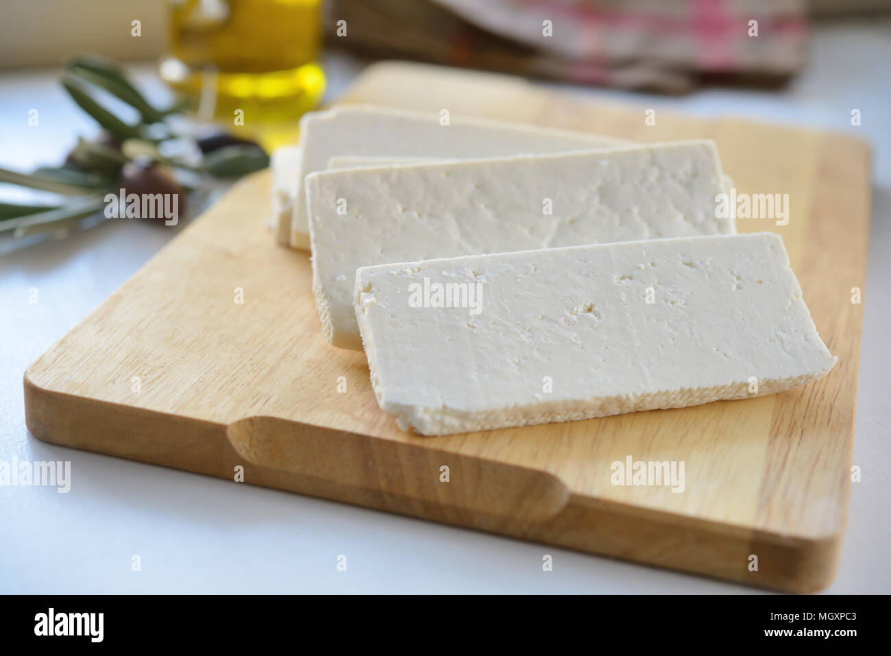 Le fromage Feta sur une planche à découper à l'olives et huile d'olive Banque D'Images