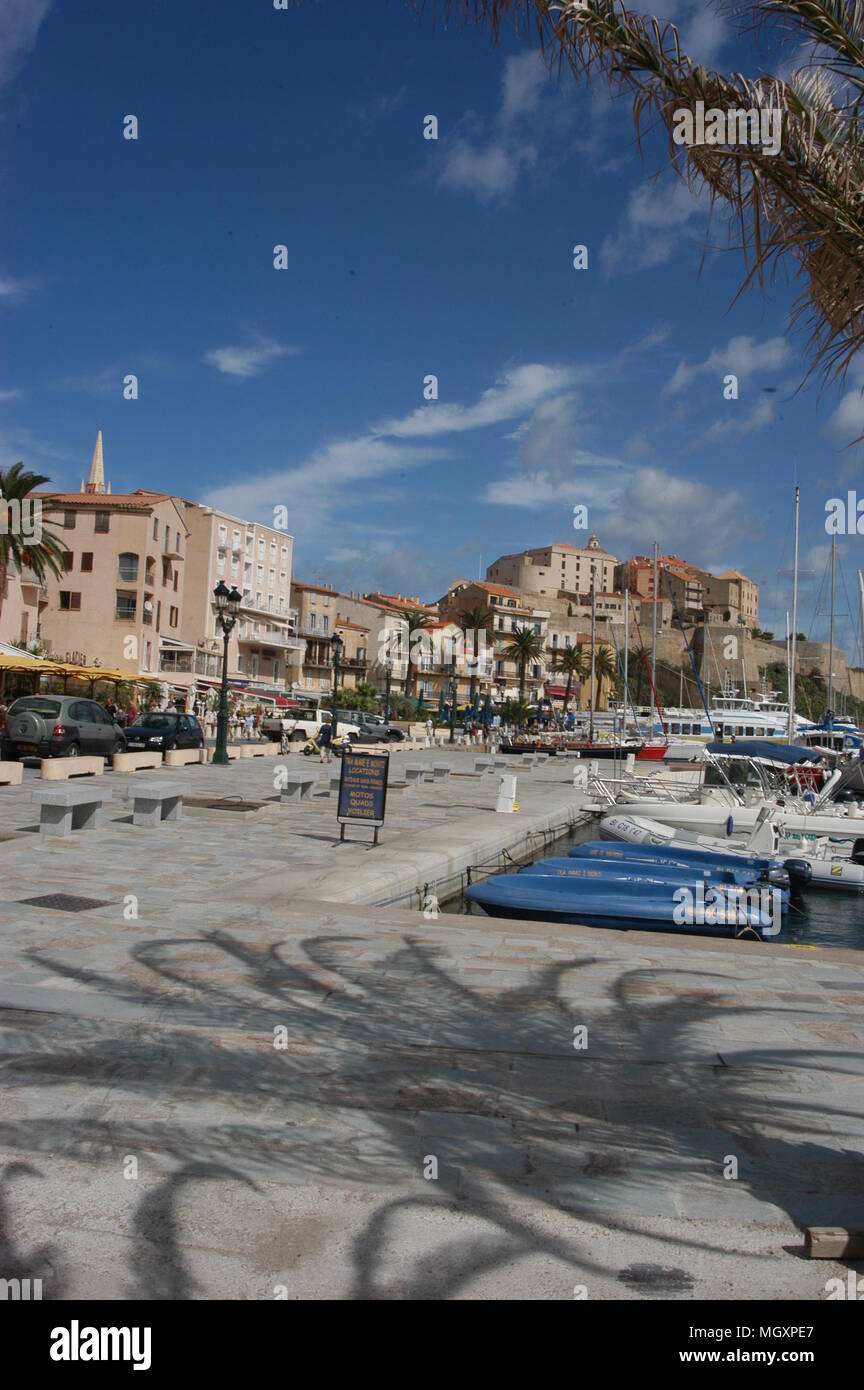 Boulevard Adolphe Landry et marina de Cavi, une ville médiévale en Corse, une île française au large de la côte sud de la France dans la Méditerranée. Banque D'Images