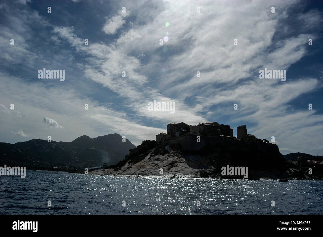 Toits de Cavi, une ville médiévale avec sa citadelle en Corse, une île française au large de la côte sud de la France dans la Méditerranée. La Corse est un birt Banque D'Images
