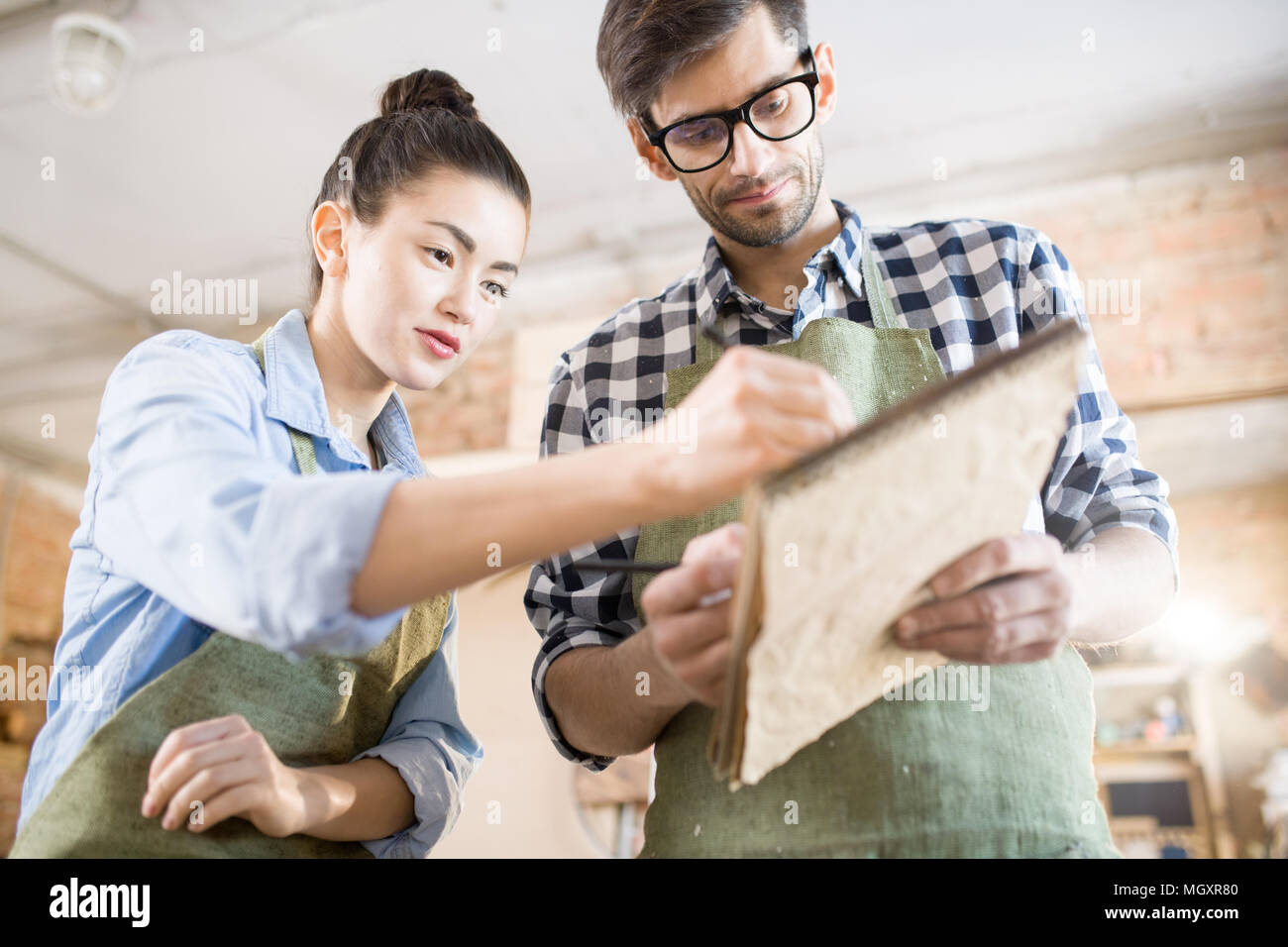 Deux Artisans Discussing Project Banque D'Images