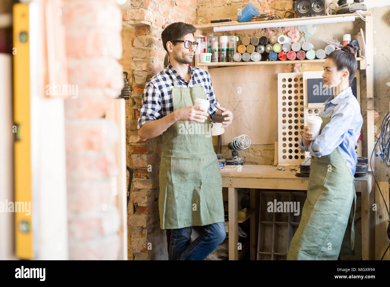 Deux Artisans chat à la rupture Banque D'Images