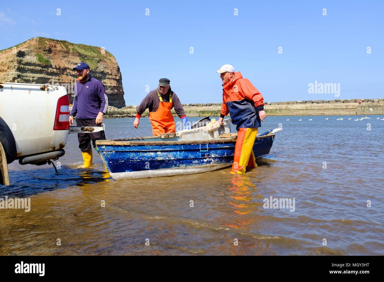 STAITHES, ANGLETERRE - 21 avril : les pêcheurs de Staithes déchargement attraper les homards fraîchement pêchés. Dans la région de Staithes, Angleterre. Le 21 avril 2018. Banque D'Images