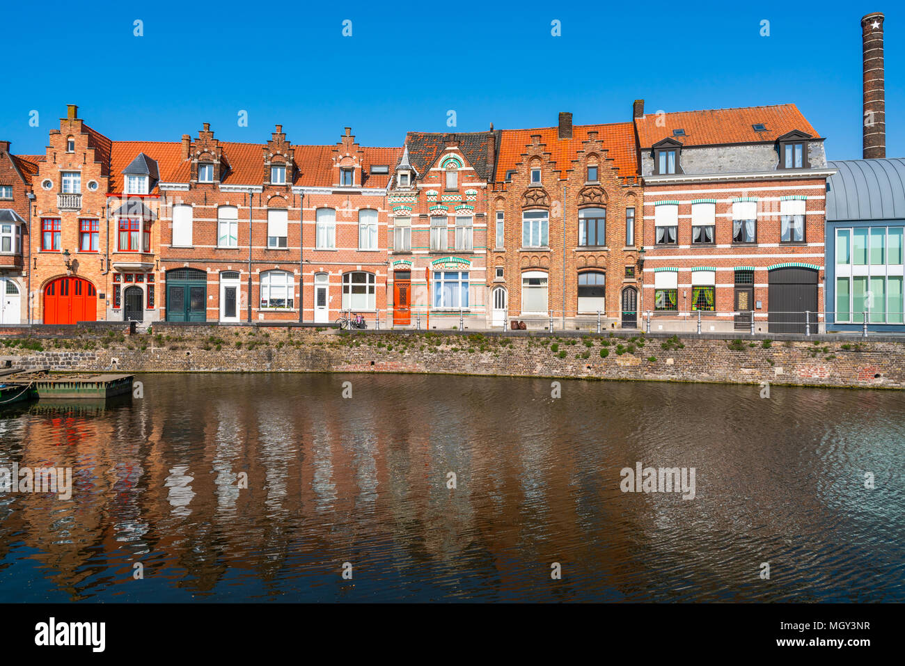 De vieux bâtiments colorés le long de canal de Bruges, Belgique Banque D'Images