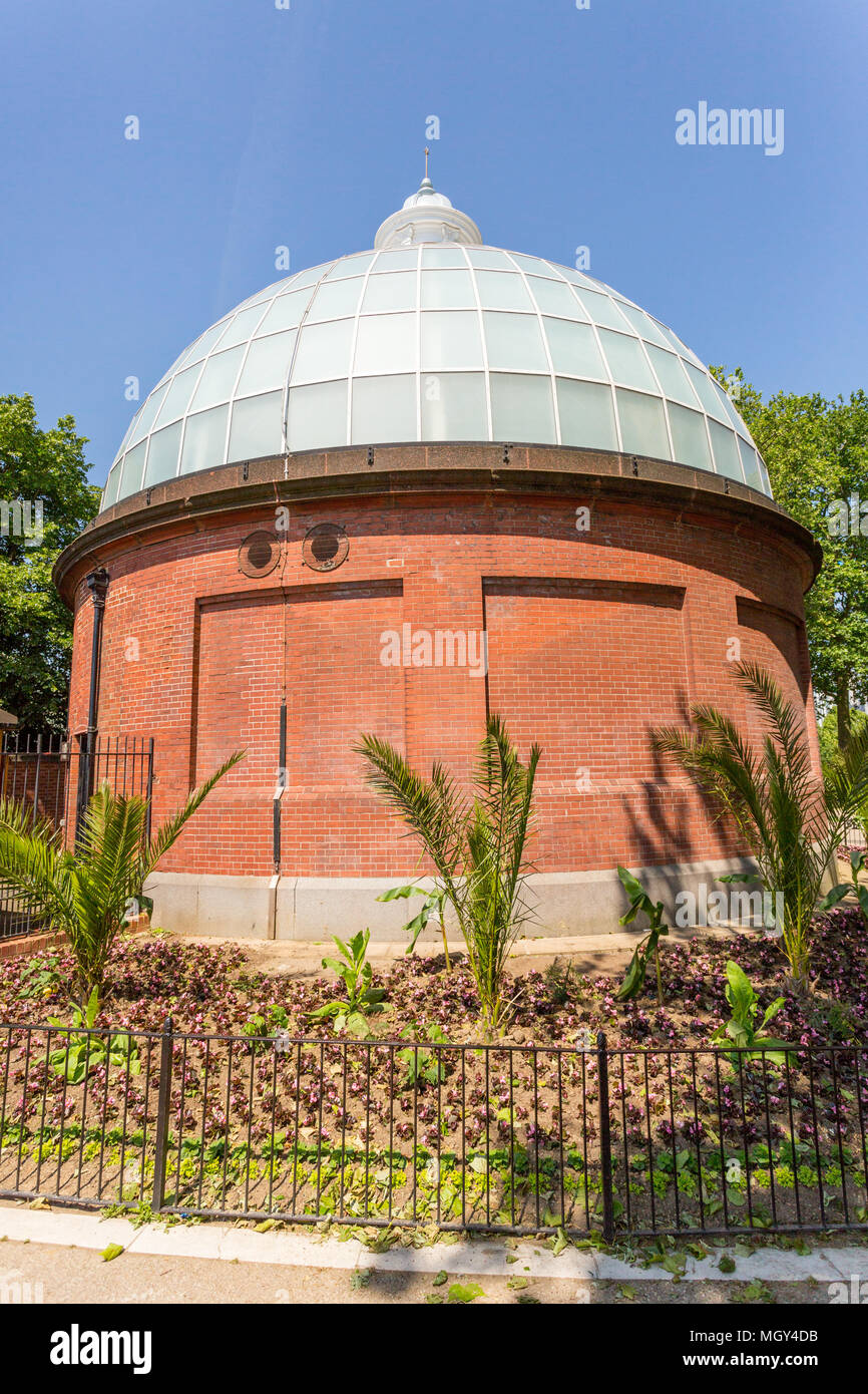 Londres, Royaume-Uni - 11 juin 2015 : l'entrée de tunnel pied Greenwich nord est en brique et est bombé. Banque D'Images