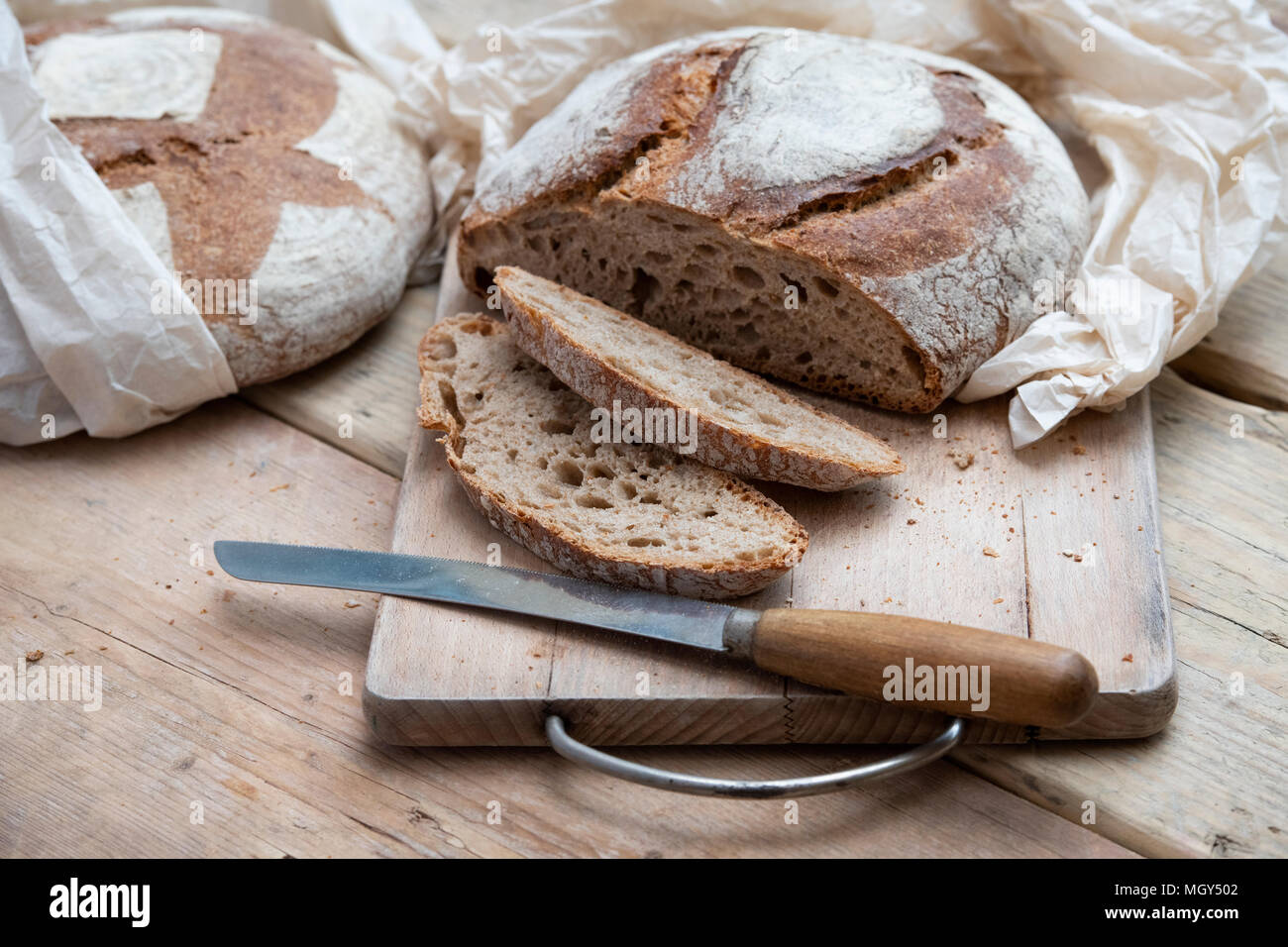 Pain au levain et pain au levain d'épeautre pain sur une carte. UK Banque D'Images