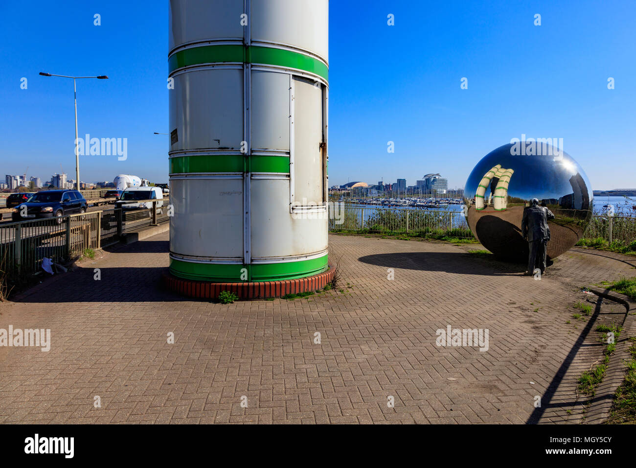 Une salle de vue. Une boule avec une figure à l'analyser sur un pont routier transportant la A4232 sur la baie de Cardiff. Cardiff, Wales, UK Banque D'Images