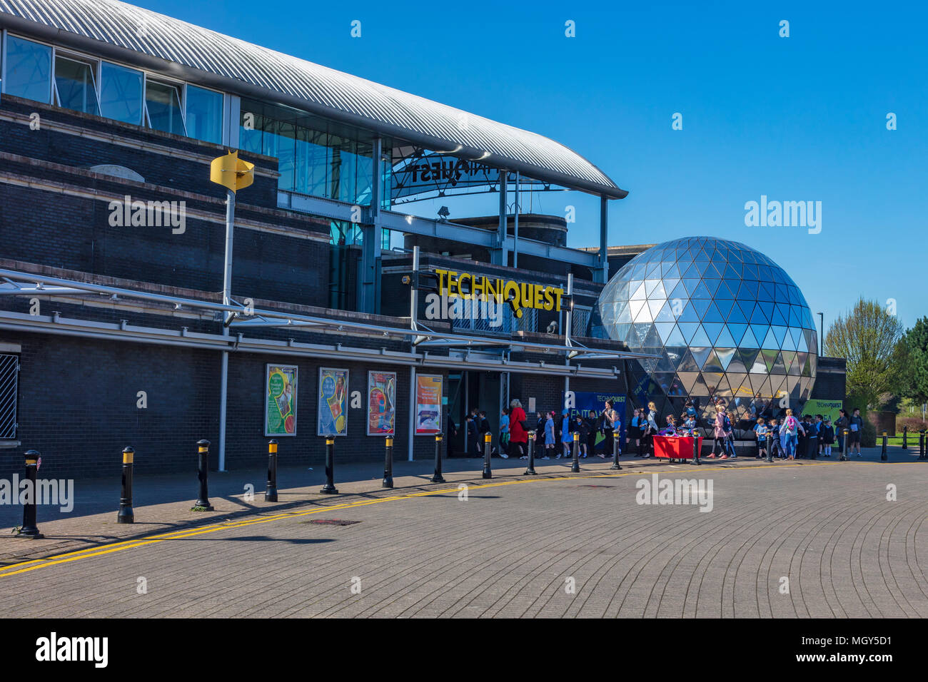 Les enfants de l'école primaire en dehors de la file d'une science, Techniquest centre de découverte de la baie de Cardiff, Pays de Galles, Royaume-Uni Banque D'Images