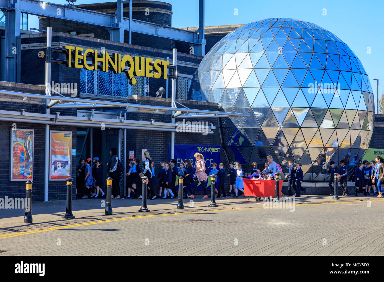 Les enfants de l'école primaire en dehors de la file d'une science, Techniquest centre de découverte de la baie de Cardiff, Pays de Galles, Royaume-Uni Banque D'Images