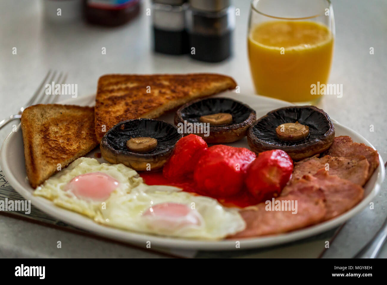 Petit-déjeuner anglais chaud dans une cuisine blanche Banque D'Images