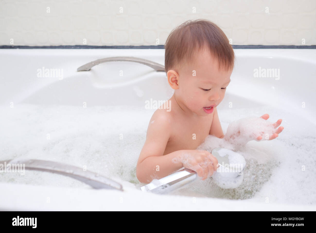 Cute Little Asian 18 Mois 1 Ans Enfant Bebe Garcon Enfant S Amusant Assis Dans Une Baignoire De Jouer Avec Des Bulles Et De La Mousse Prendre Une Douche Par Lui Meme Photo