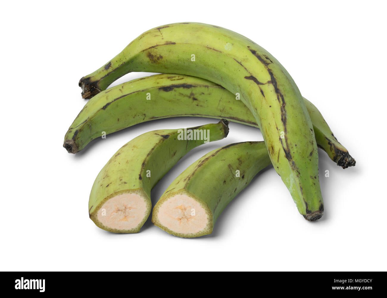 Ensemble et les bananes non mûres moitié vert isolé sur fond blanc Banque D'Images