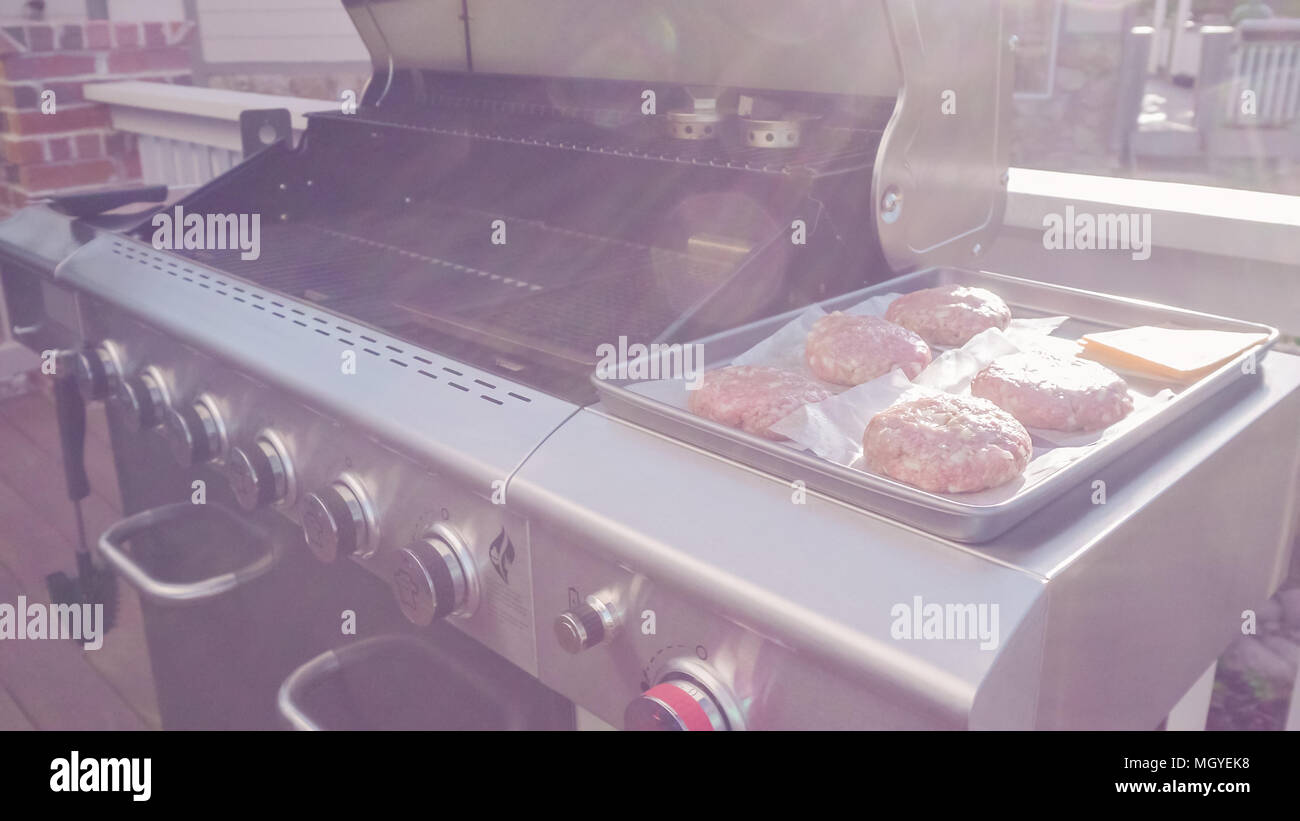 Burger de boeuf classique de cuisson sur barbecue à gaz en plein air. Banque D'Images