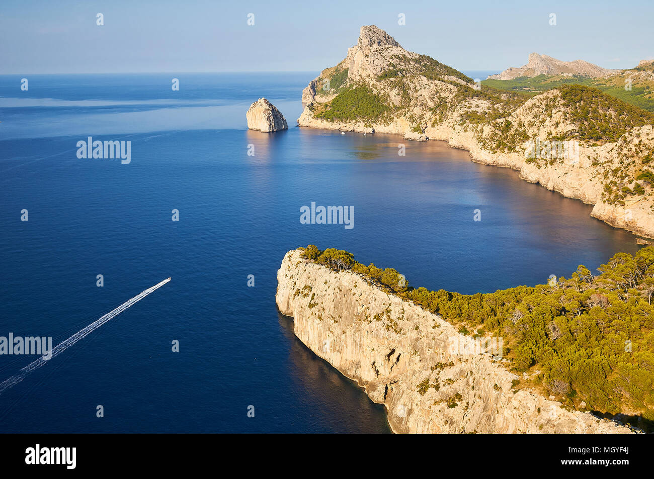 Vue panoramique à partir de Es Colomer donnent sur montrant l'île Es Colomer et Punta Nau à la Serra de Tramontana dans Pollença (Mallorca, Iles Baléares, Espagne) Banque D'Images