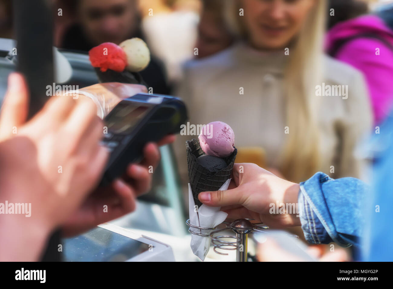 La Queue pour une variété de types de glace fraîche avec un nouveau goût en noir cornes wafer. Via la borne de paiement par carte de crédit. Scène réelle en th Banque D'Images