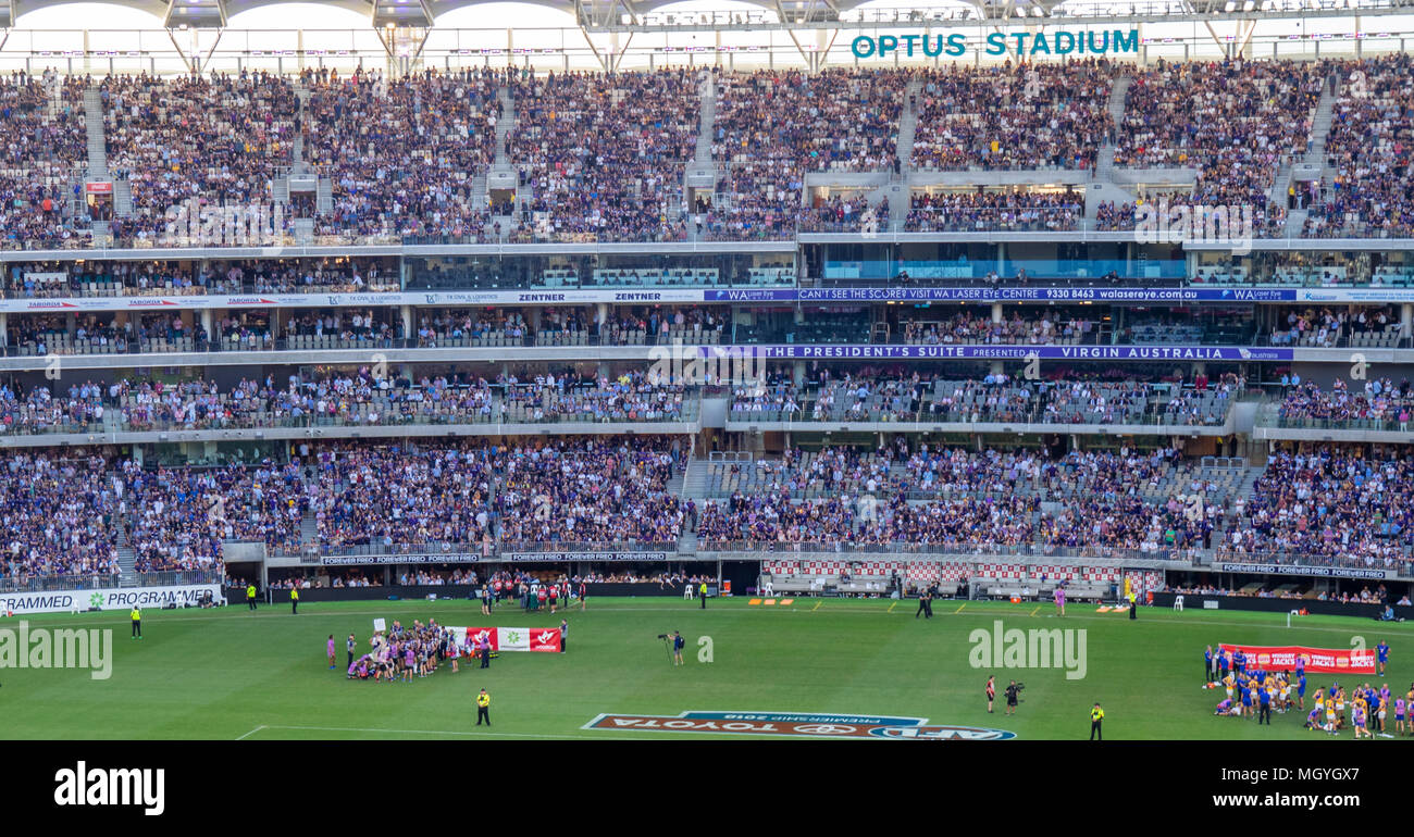 Les équipes de l'AFL Fremantle Dockers et West Coast Eagles jouer leur Football australien, premier derby au stade d'Optus, Perth, WA, Australie. Banque D'Images