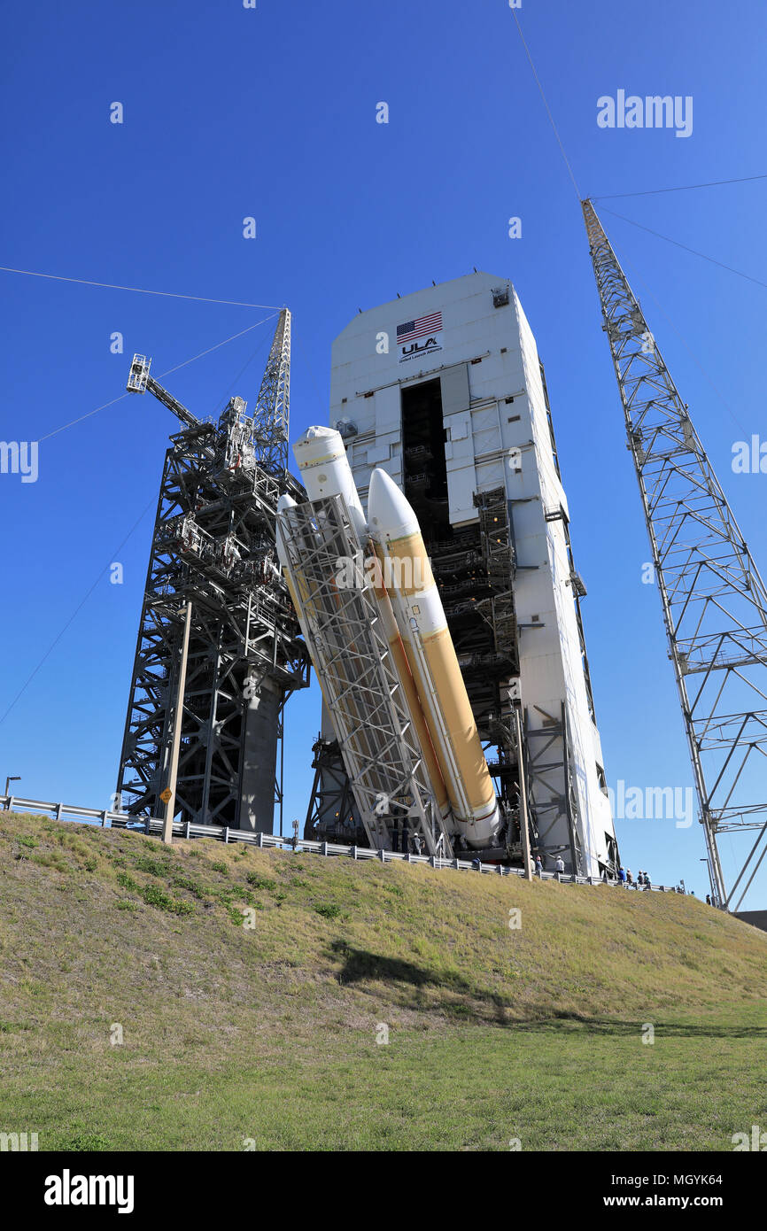 La première étape d'une Alliance de lancement de fusées Delta IV Heavy est prêt à être soulevé en position de lancement vertical à l'intégration verticale de l'installation de lancement de l'espace 37 à Cap Canaveral Air Force Station, 17 avril 2018 à Cape Canaveral, en Floride. Le Delta IV Heavy aura la mission de la sonde de la NASA Solar Parker en orbite en juillet 2018. Banque D'Images