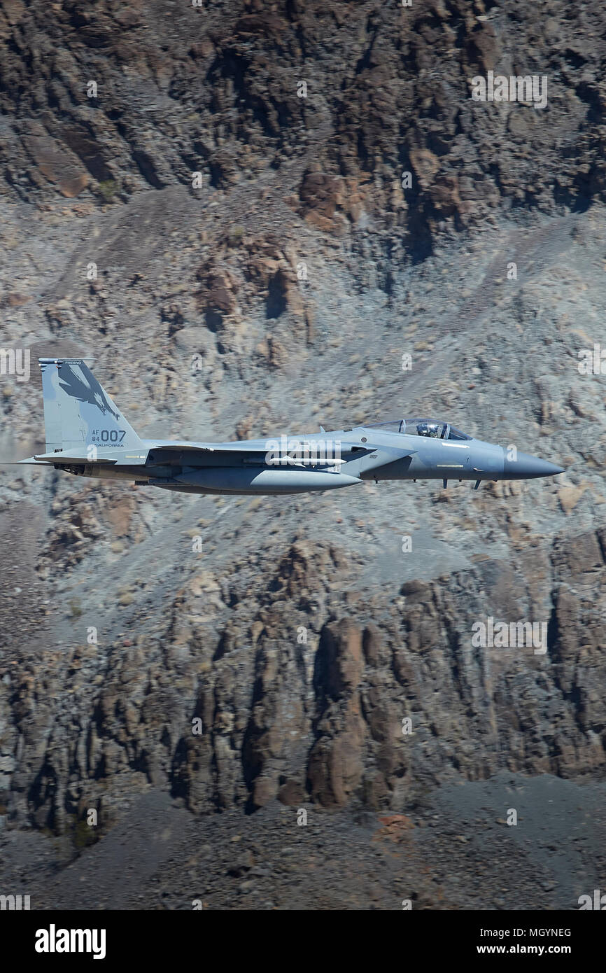 La Photo en gros plan d'un F-15C Eagle Jet Fighter de la California Air National Guard, 144e Escadre de chasse, le vol par Rainbow Canyon, Californie, USA. Banque D'Images