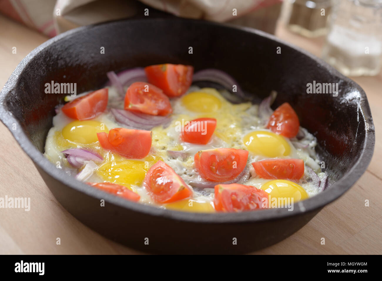 Oeufs de caille frit avec tomate et oignon rouge cerise Banque D'Images