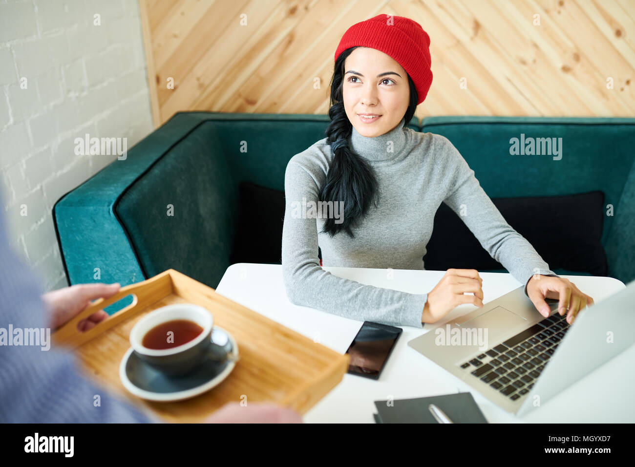 Jolie femme travaillant dans Cafe Banque D'Images