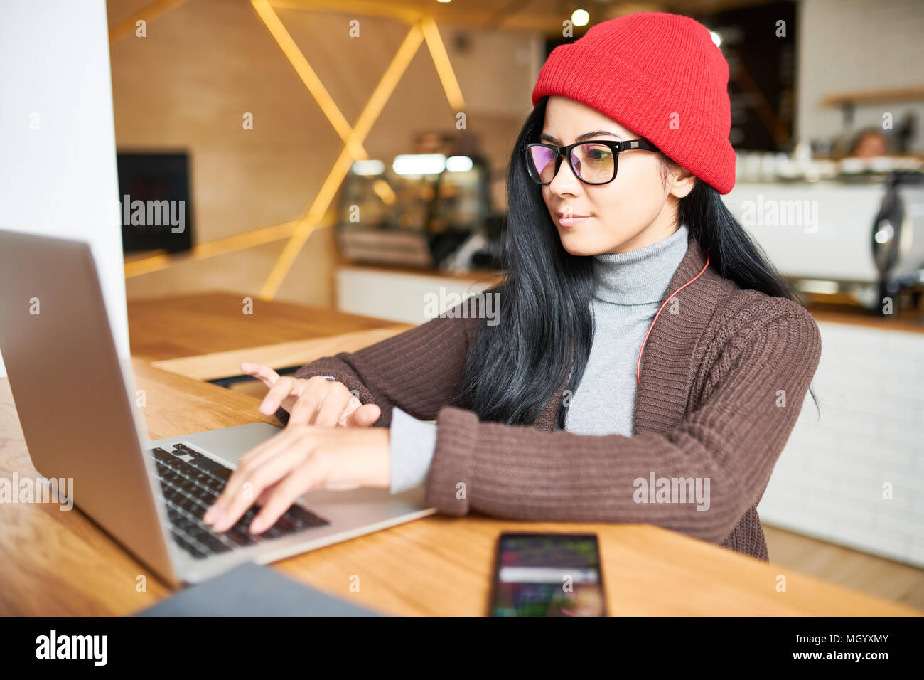 Trendy Woman Using Laptop Banque D'Images