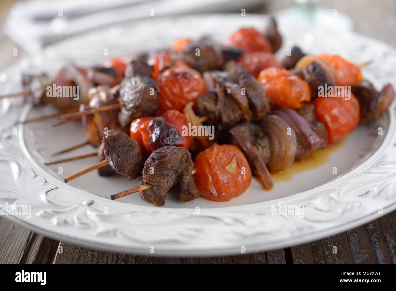 Shish kebab de boeuf, tomate et oignon rouge Banque D'Images